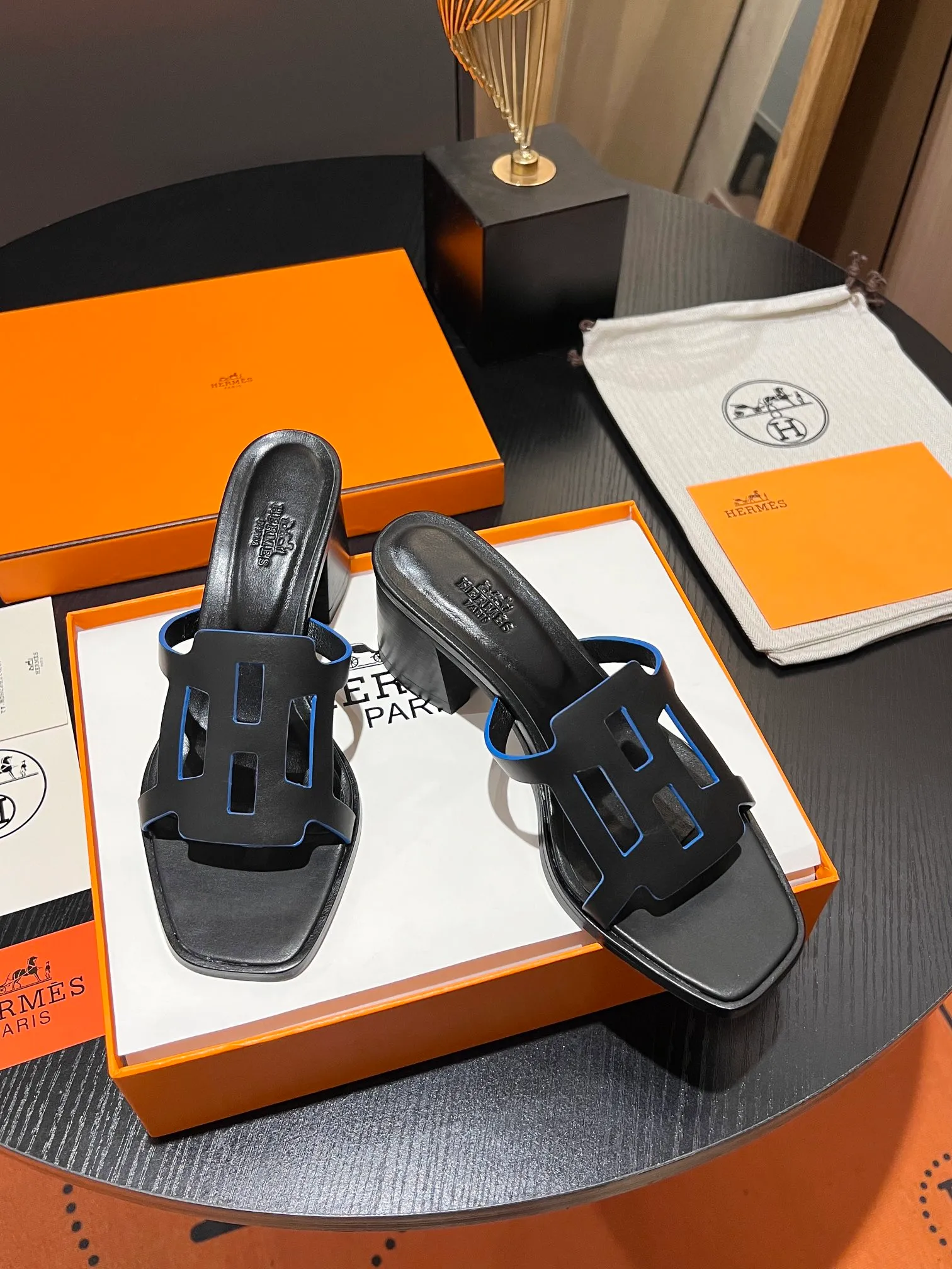 👟👟Ex-factory price 560👟👟 💋New! HERMES, 2024 thick heel series hollow H slides, look great on the feet! Original replica, synchronized at the counter. Upper material: advanced custom-made first-layer calfskin, inner padding sheepskin, Italian leather outsole. Multiple color options! Heel height: 6.5cm Size: 34-43 (34 41 42 43 customized items are non-refundable)